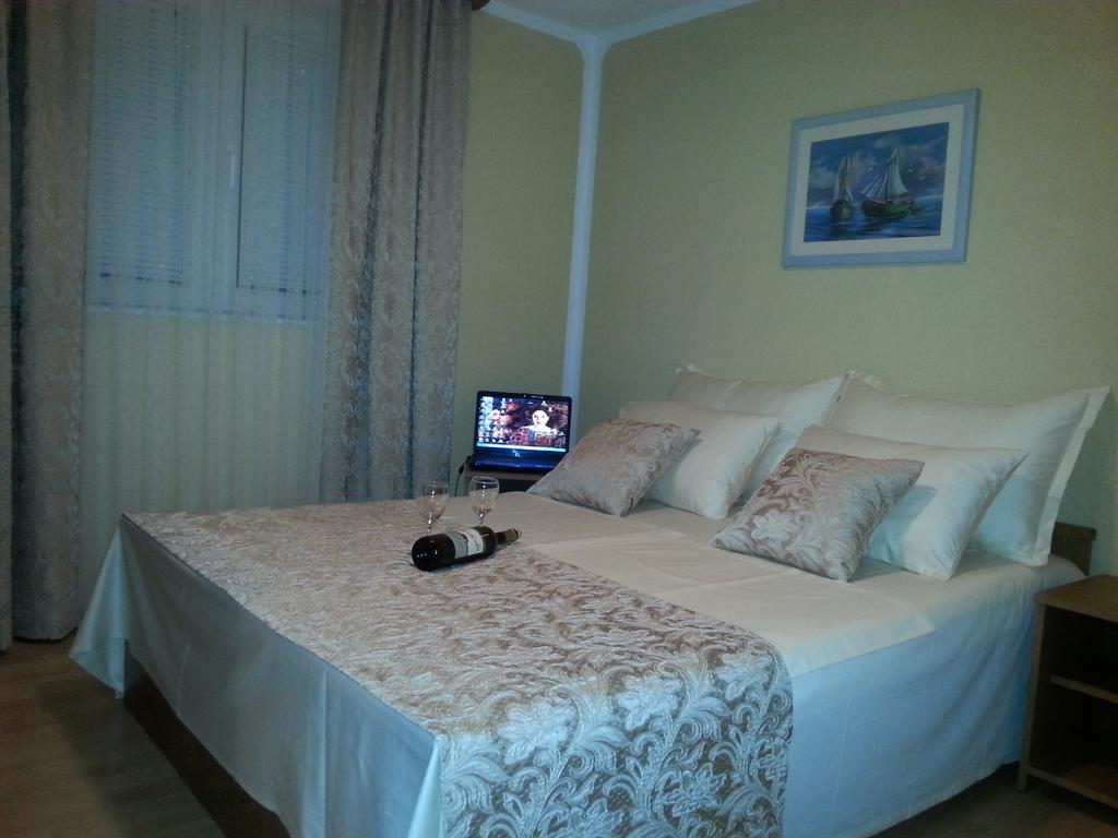 Holiday Home Milenka Рогозница Екстериор снимка